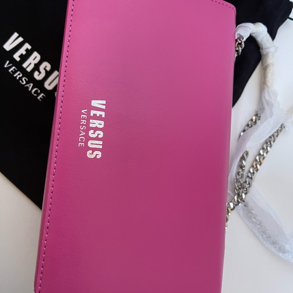 VERSACE VERSUS CRYSTAL LION CLUTCH BAG
IN PINK - Picture 3 of 7